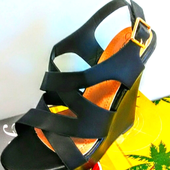 (NEW)! Cute! Black Wedge Heel! - Picture 4 of 9